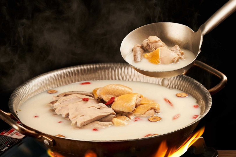 撈王火鍋湯頭以精選食材慢火煲煮，其中最經典的「胡椒豬肚雞」湯底暖胃養生，2010年推出即大受好評，引發市場爭相複製熱潮。