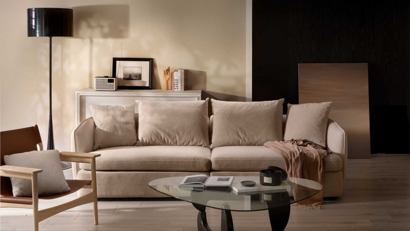 AJ2 沃斯沙發，背靠與扶手一體成型成一個優美的弧度，特別適合使用裸白色系的貓抓布，不僅與任何裝潢、家具顏色與風格搭起來不會出錯！