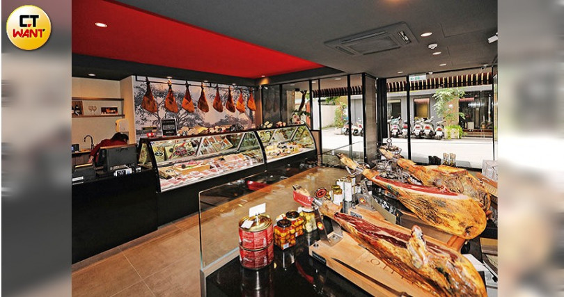 J-Deli零售專櫃販售歐陸各式切片火腿、風味臘腸和經典起司。