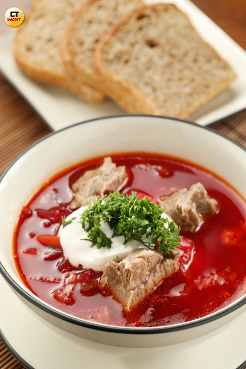 「牛腩甜菜根羅宋湯」白醬可攪入紅湯,肉吸飽湯汁美味加倍。