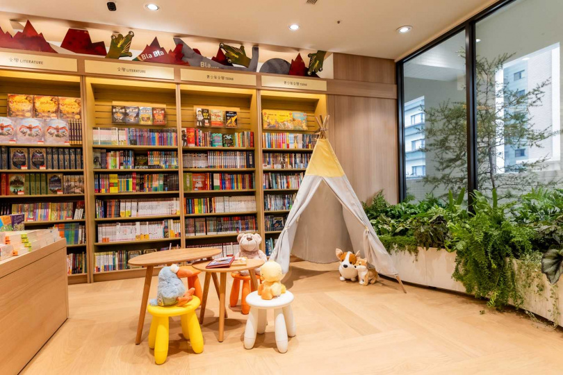 兒童書區充滿溫馨的「親子共讀閱讀角落」！專為小小讀者搭起露營風小帳篷、舒適沙發座，提供親子療癒的共讀空間。