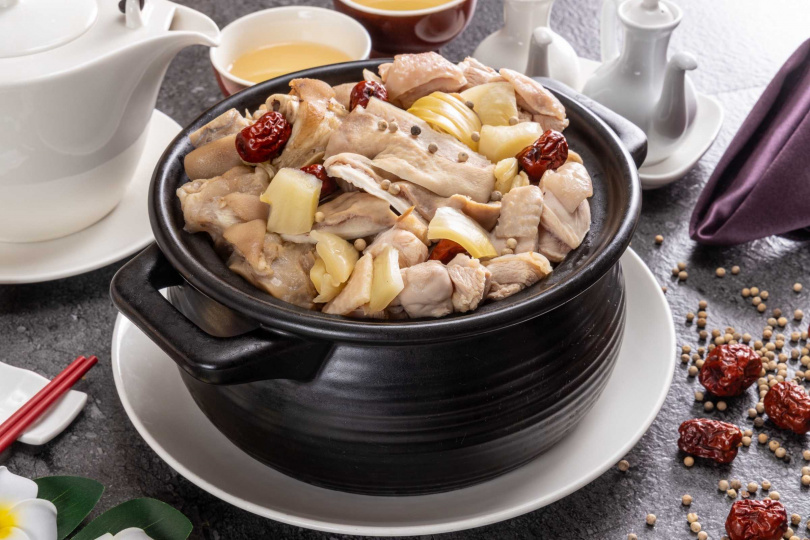 「胡椒肚雞鍋」是廣東省的漢族傳統名菜，辛辣開胃。