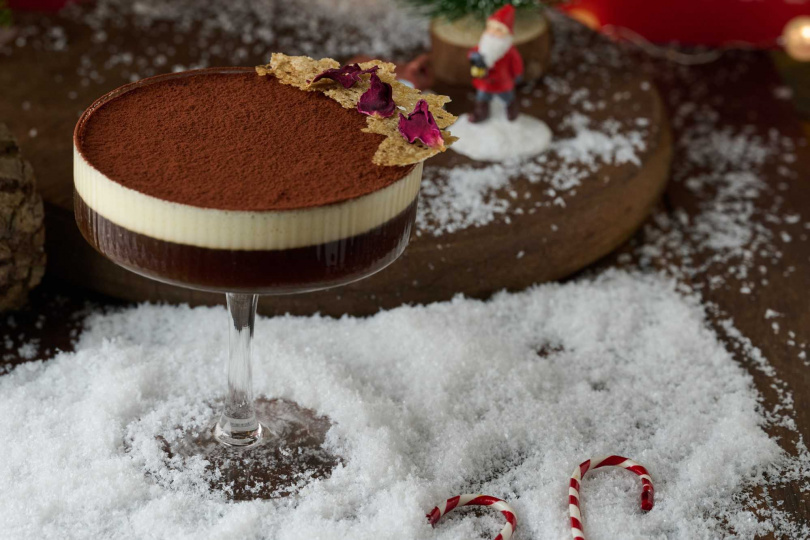 大人系風味飲品「醉了帶我走」在傳統的愛爾蘭咖啡中加入橙酒及巧克力，多重口感堆疊呈現聖誕的微醺感節慶氛圍。    