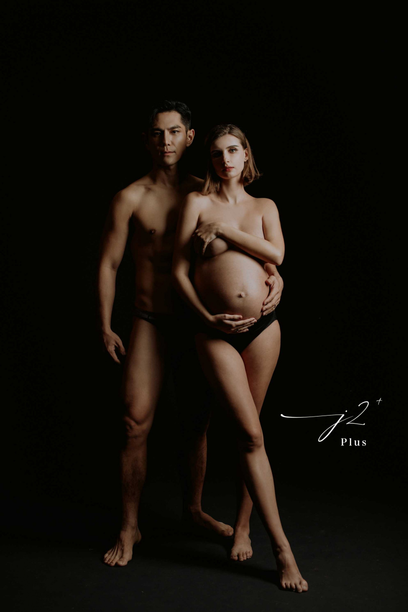 祖雄、佳娜挑戰全裸孕婦寫真，展現好身材。（圖／J2 Plus婚紗攝影提供）