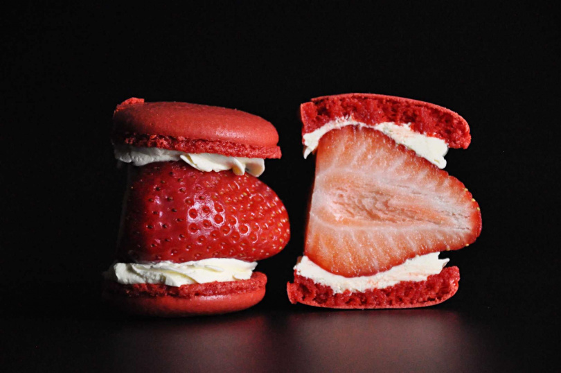 米夏法式甜點「法式草莓馬卡龍」。（660元／6入，圖／Pinkoi提供）