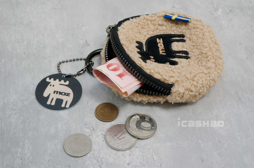 愛金卡公司這次也特別與瑞典品牌Moz Sweden合作，推出「moz瑞典駝鹿–絨布零錢包icash2.0」。