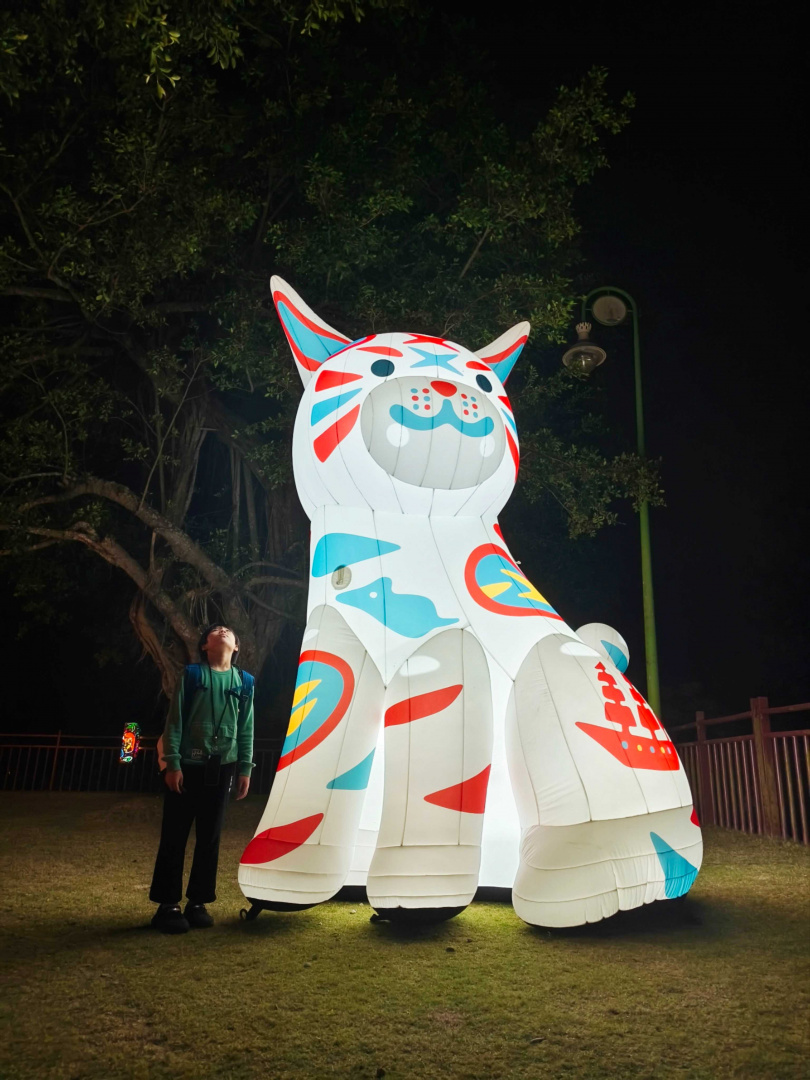 文博會爆紅的「巷仔Niau」在空山祭現場與民眾相見歡。（圖／魏妤靜攝）