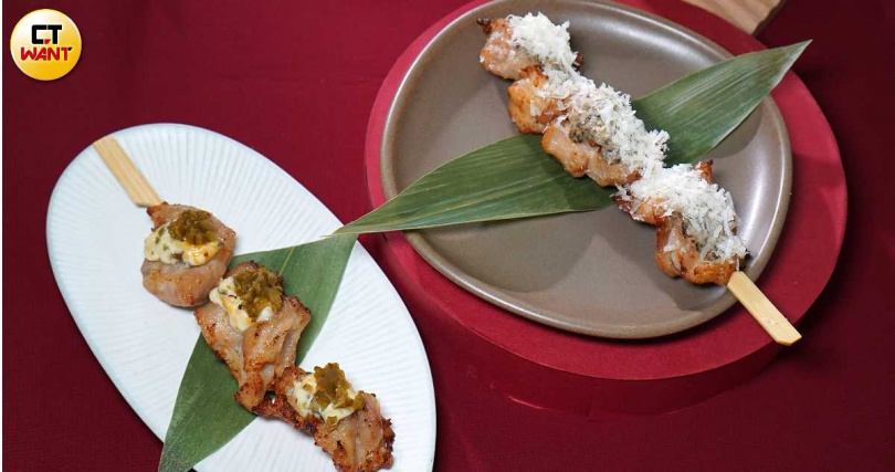 「椒心乳酪炙燒雞肉串」(左)、「松露奶香炙燒雞肉串」。(各75元,圖/魏妤靜攝)