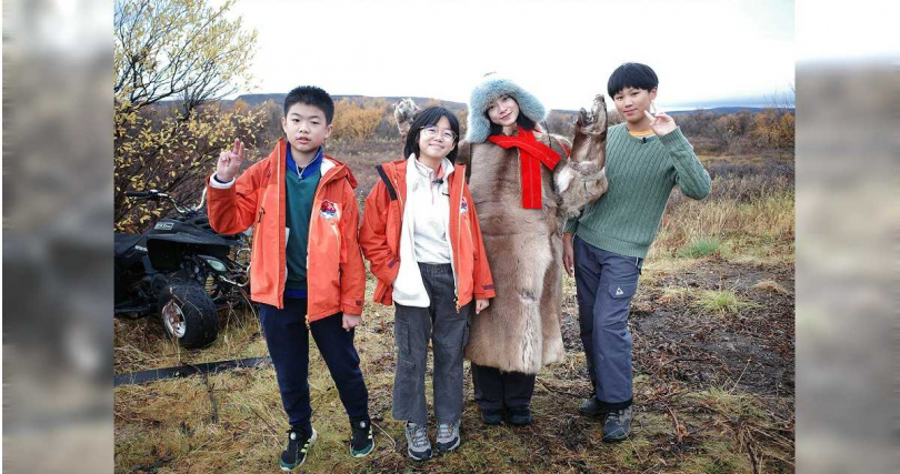 挪威探索團由姚愛寗(右2)領軍,拜訪薩米人並穿傳統馴鹿衣。(圖/公視提供)