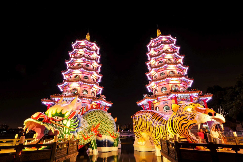 龍虎塔整修後調整夜間燈光,帶來不同顏色變化、吸引遊客造訪。(圖/高雄市政府新聞局提供)