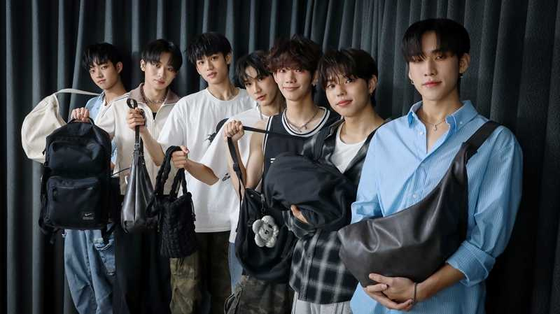 F.F.O公開隨身小物，從日常必備物品看得出每個人的真實個性。（圖／侯世駿攝）