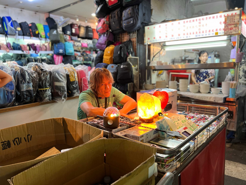 黃鐙輝在《左撇子女孩》中飾演一名夜市攤販。（圖／光年映畫）