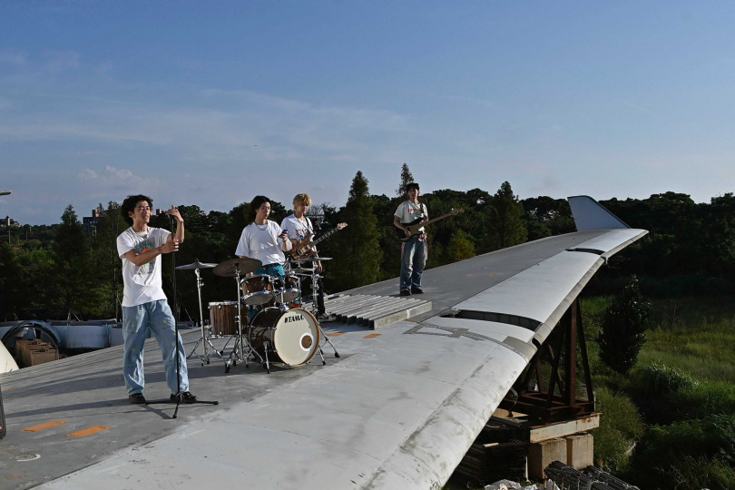 帕拉斯站上巨無霸客機拍攝MV。