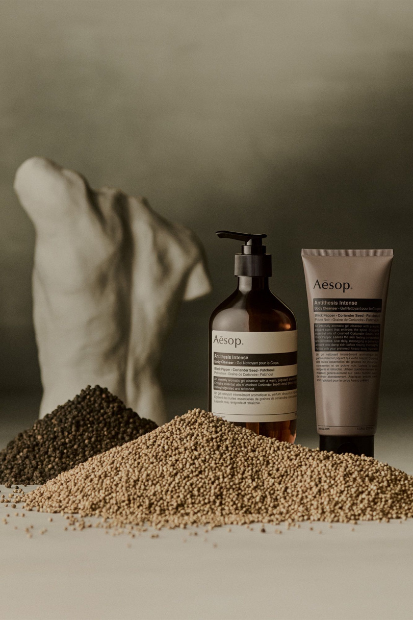 (右)Aesop 異想熾香身體潔膚露 180ml/1,250元、500ml/1,600元。(圖/品牌提供)