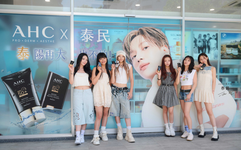 新生代女團babyMINT得知包店滿滿泰民代言畫面,也特地全員到店朝聖,一邊欣賞偶像形象大片一邊體驗小黑盾全系列。(圖/品牌提供)