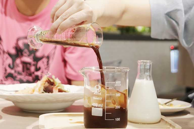 量杯造型的「實驗室冰咖啡」，可以自己動手做。（100元起）