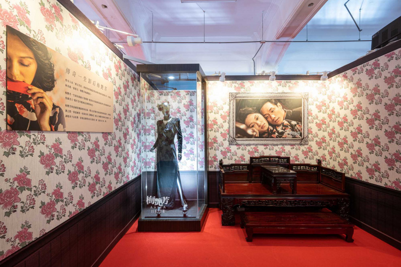 展中呈現梅艷芳因《胭脂扣》出席並榮獲金馬影后的黑絨禮服。  