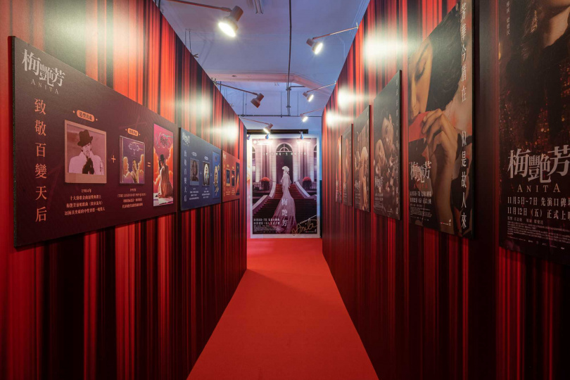 離開展場前的迴廊可看見梅艷芳身穿婚紗走上台階的倩影。  