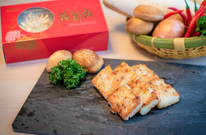 「好彩頭港式蘿蔔糕」，由星級飯店主廚手工製作而成，搶手熱銷、每日限量供應，年節送禮自用兩相宜。