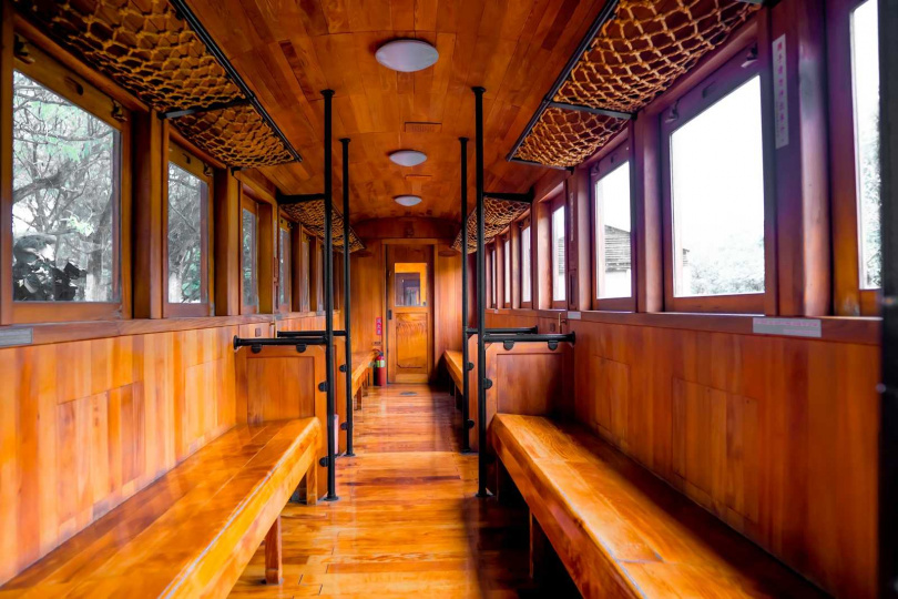 期間限定的檜木列車，不時飄散淡雅的檜木清香，為賞櫻遊程增添不少風情。