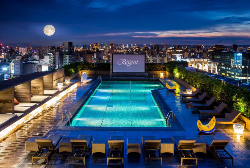 晶華露天泳池畔設有「城市星空電影院」，每晚會播映好萊塢大片。（圖／晶華酒店提供）