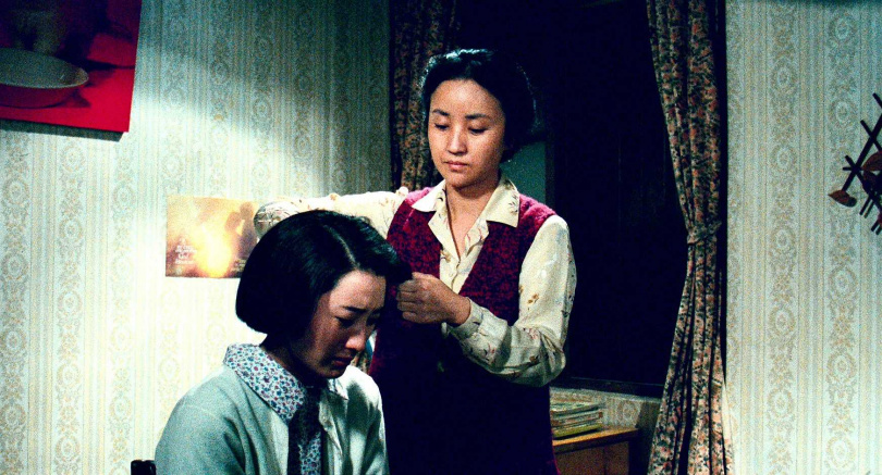 《油麻菜籽》蘇明明因談戀愛被陳秋燕飾演的母親怒剪頭髮。（圖／海鵬提供）