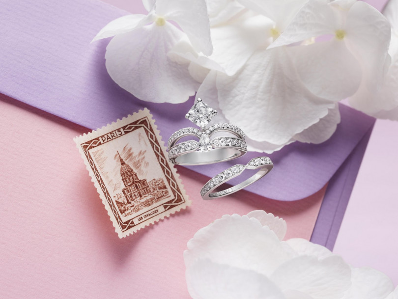 Joséphine Éclat floral鑽戒，設計源自絢爛繁花的自然主義靈感，突出的主石更讓人聯想到拿破崙加冕寶劍上的攝政王鑽石。（圖／CHAUMET）