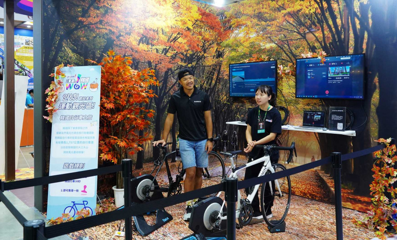 韓國館設置單車實境旅遊體驗區。（圖／魏妤靜攝）
