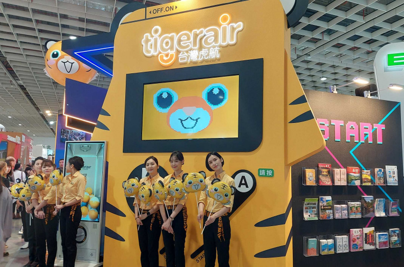 台灣虎航展區如同復古電玩遊樂場，最醒目的莫過於虎將外觀的巨型掌上遊戲機。（圖／魏妤靜攝）