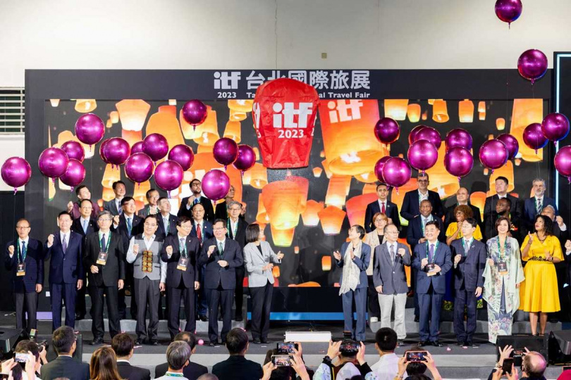 總統蔡英文（中左）與主辦單位台灣觀光協會會長葉菊蘭（中右）、各國嘉賓一起揭開旅展活動序幕。（圖／台灣觀光協會提供）