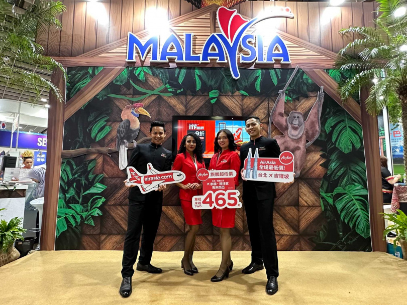 AirAsia空服團將於兩攤位準備可愛道具跟現場民眾拍照，以及AirAsia飛機行李吊牌等精美小禮送給現場消費者。（圖／AirAsia提供）