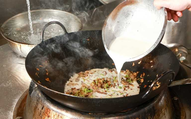「兜錢菜」特色是放入以番薯粉加水做的粉漿勾芡，並攪拌至變成透明狀。（圖／林士傑攝）