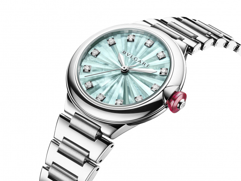 BULGARI LVCEA 綠色珍珠母貝面盤精鋼腕錶 ／價格店洽（圖／品牌提供）