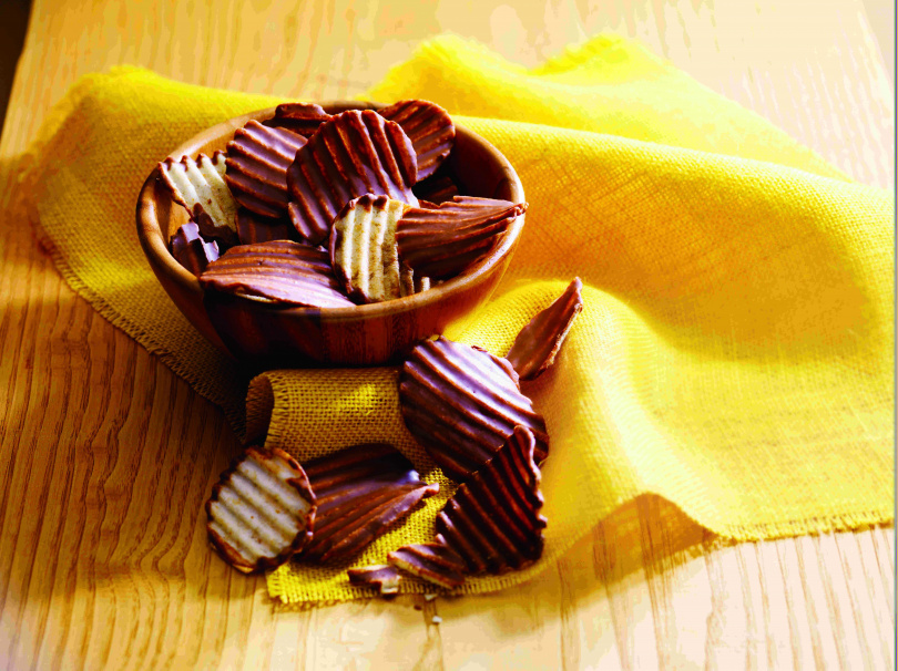 將經典的牛奶巧克力與洋芋片兩者組合而成「原味巧克力洋芋片」520元盒，巧克力的甜味及洋芋片的鹹味交織而成的獨特口感，也是ROYCE’年度僅次於牛奶生巧克力的人氣熱銷商品。