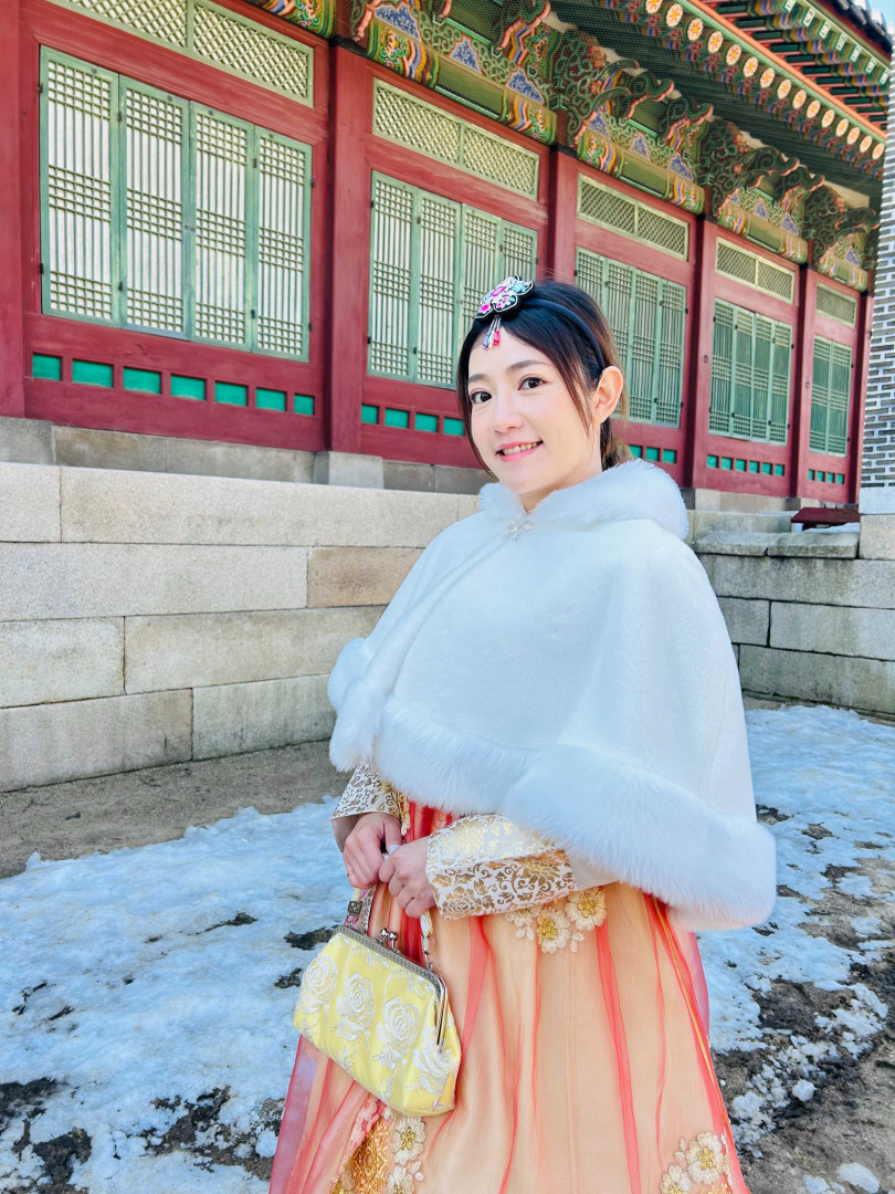 郭亞棠在韓國開心穿上韓服拍美照。（圖／郭亞棠提供）