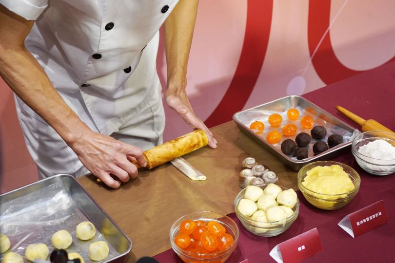 「頂級蛋黃酥-AMEDEI巧克力」前後修改約7版，除了有義大利精品巧克力奢華入餡，也少不了手工擀製的27層疊酥餅皮。（圖／魏妤靜攝）