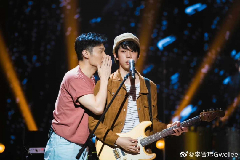 參加《一起樂隊吧》後,李晉瑋如願加入李榮浩戰隊。(圖/翻攝自李晉瑋微博)