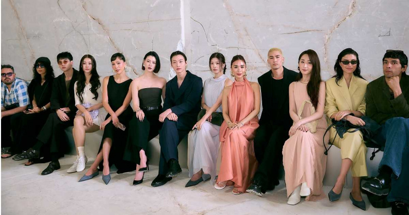 柯佳嬿(右三)與音樂人米卡Mika Hashizume、演員Heart Evangelista、演員Somin Jung、演員Sang Heon Lee、演員三吉彩花、KOL 莫莉Molly在雅典欣賞COS 2025春夏大秀。(圖/品牌COS提供)