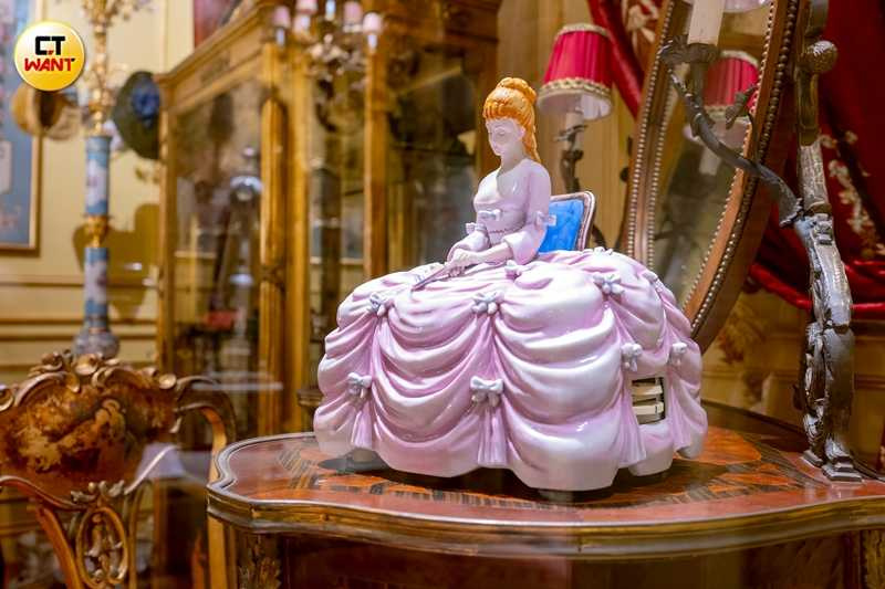 來自1960年代的仕女瓷偶目前於博物館的「仕女香閨」展區展出,她也是整座博物館的誕生緣由。(圖/焦正德攝)