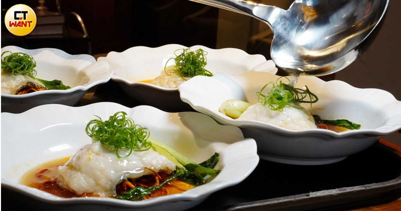 「鮮花椒蟲草花蒸龍躉柳」起鍋後會綴以新鮮花椒與蔥絲，並淋上秘製魚露醬汁及以大蔥、洋蔥及紅蔥頭自煉的熱油爆香提鮮。（980元，圖／魏妤靜攝）