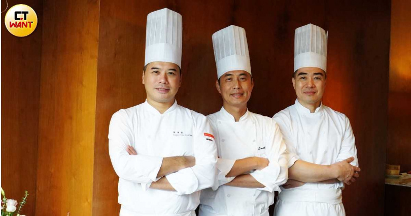 被暱稱為「章師傅」的香港君悅酒店中菜行政總廚陳漢章（左起）、台北君悅酒店漂亮廣式海鮮餐廳主廚盧俊源、港灣壹號副主廚林春山。（圖／魏妤靜攝）