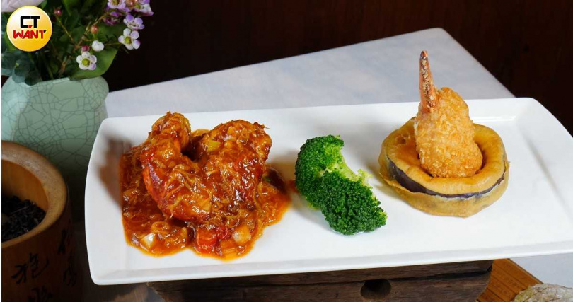 可二吃的「椒鹽百花龍蝦鉗拌無錫汁燴波士頓龍蝦」。（時價，圖／魏妤靜攝）