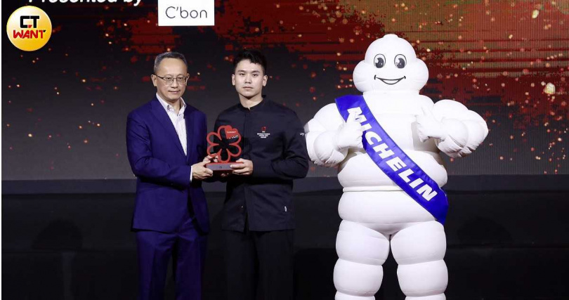 「Yung Yen永筵小館」主廚夏永岩領取「米其林指南年輕主廚大獎」。（圖／侯世駿攝）