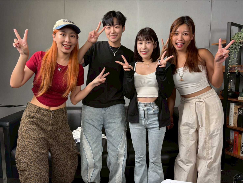 Ginger(小薑)光臨「歡迎光靈慢慢聊」PODCAST節目(左至右:凱莉、Ginger、油米、伶伶)