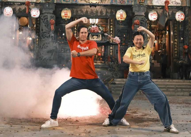 阿白體驗馬六甲「座炮」習俗。(圖/三立提供)