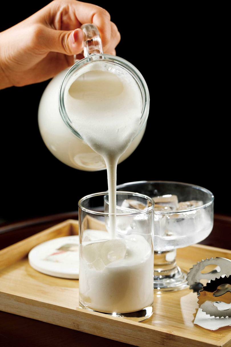 韓國年輕人最愛的「牛奶泡泡馬格麗」，在台灣也喝得到。（170元）（圖／林士傑攝）