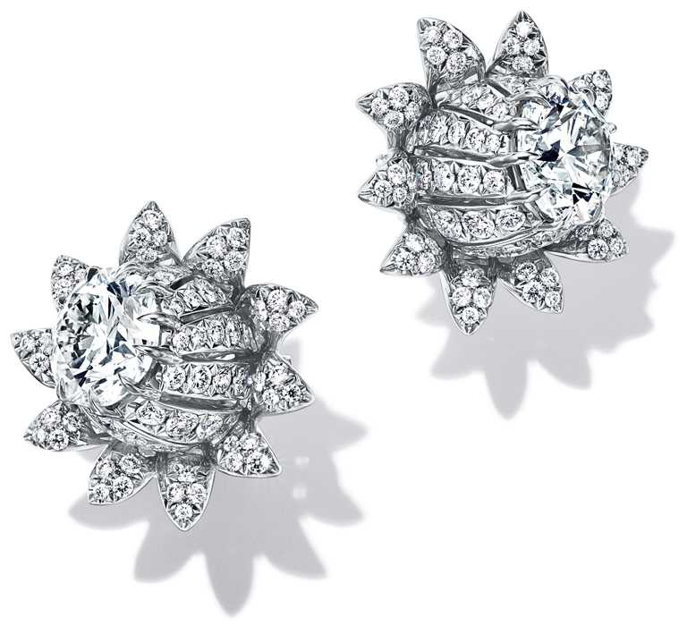 TIFFANY & CO.「Schlumberger」高級珠寶系列，「Thistle Bud」鉑金耳環，鑲有圓形明亮式鑽石。（圖╱TIFFANY & CO.提供）