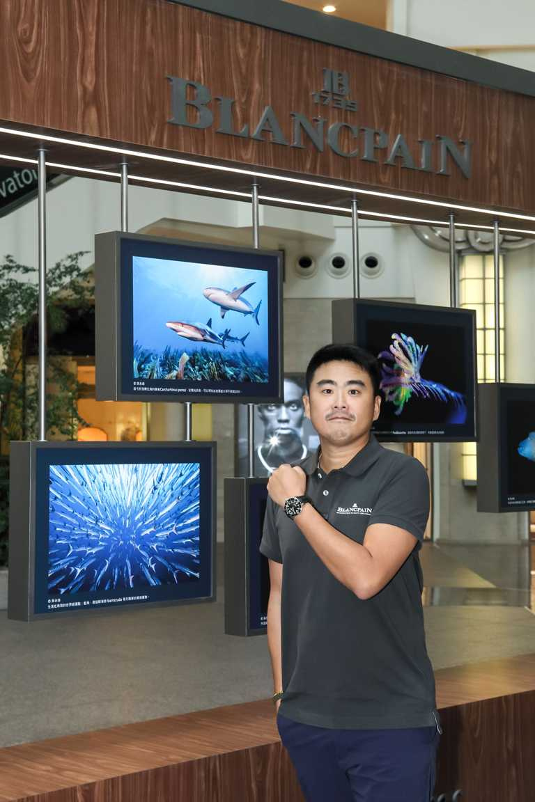 台灣「水下攝影之光」吳永森，透過影像守護海底蔚藍世界。（圖╱BLANCPAIN提供）