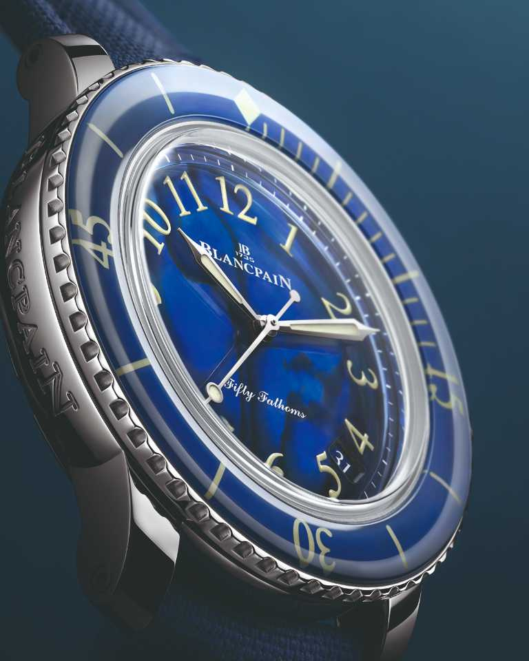BLANCPAIN「Fifty Fathoms五十噚」系列全新40mm自動潛水腕錶，湛藍色面盤採用來自墨西哥的天然珍珠母貝。（圖╱BLANCPAIN提供）