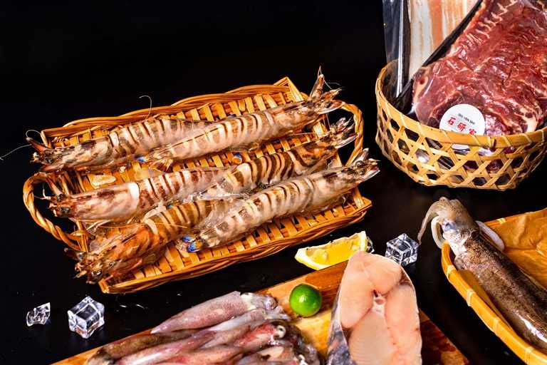 「甘蝦媽咪明蝦生鮮組」精選頂級野生大明蝦等多重海陸美味，即日起～5/9販售，可宅配，每組售價3,288元。